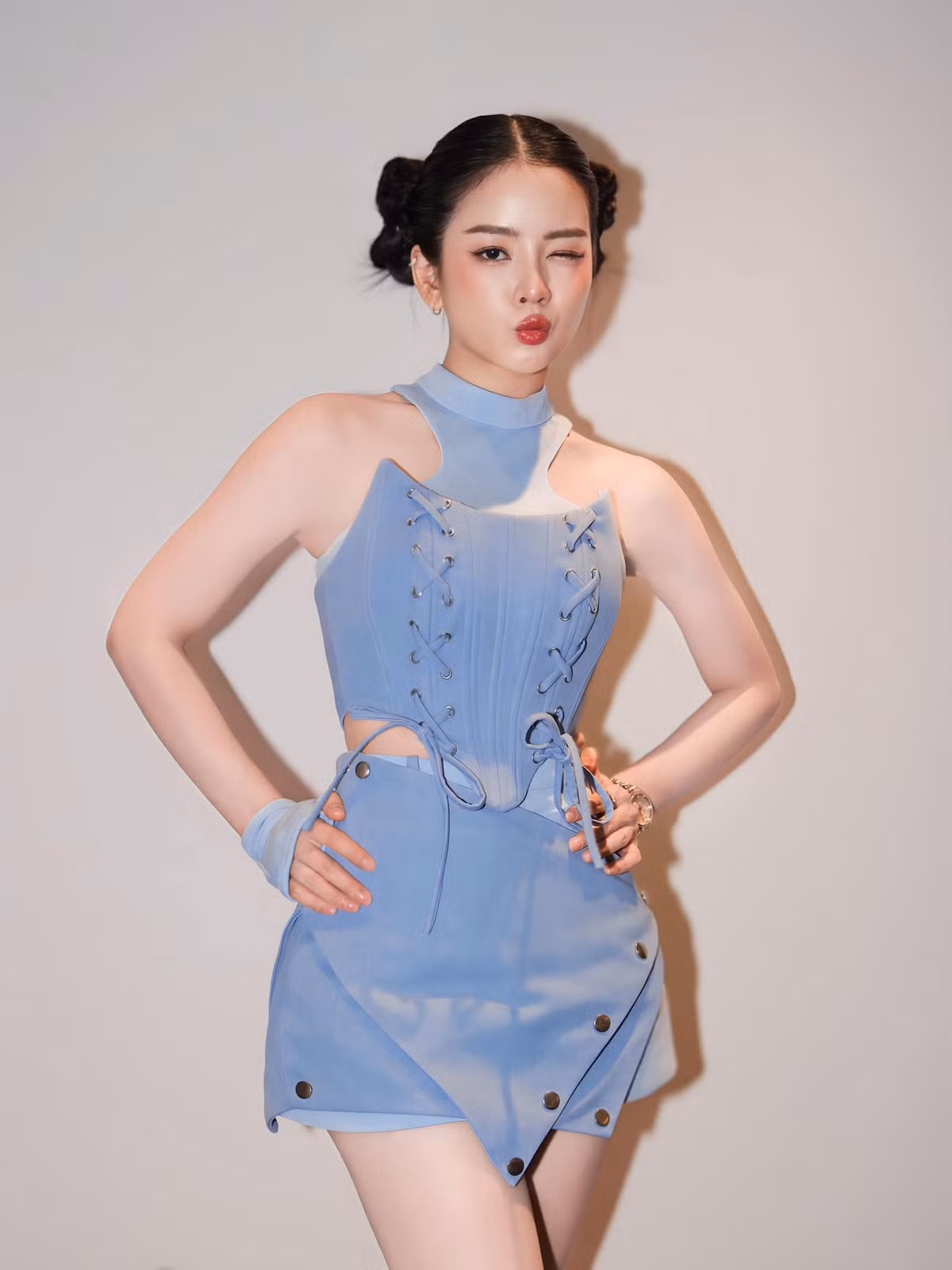 Dù lịch trình làm việc dày đặc, nữ nghệ sĩ luôn xuất hiện tràn đầy năng lượng, chuyên nghiệp trên sân khấu.