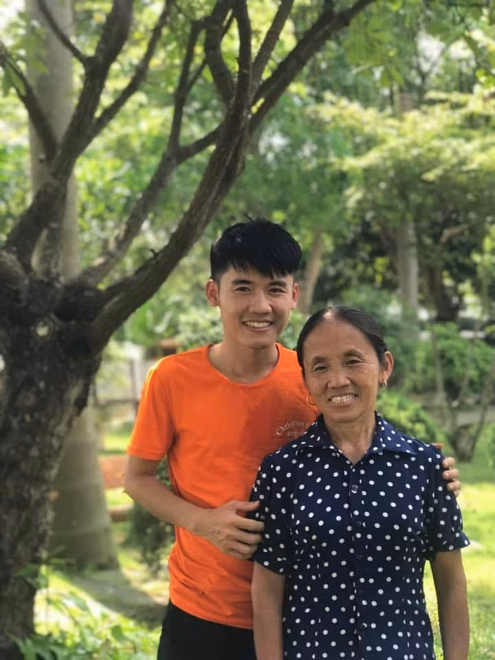 Không còn nổi tiếng như xưa, bà Tân Vlog giờ đây trở về với cuộc sống bình dị của một người nông dân chân chất. Ảnh: Tổng hợp
