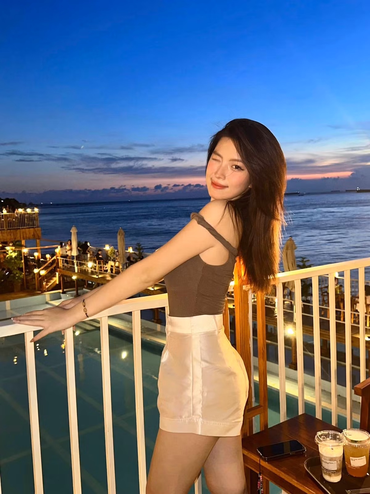 Trang tin Sharefie dành hẳn một bài viết về Thuỵ Hân. Cô được gọi là "hot girl đeo kính" khi ở thời điểm đó, Thuỵ Hân luôn gắn liền với cặp kính cận.