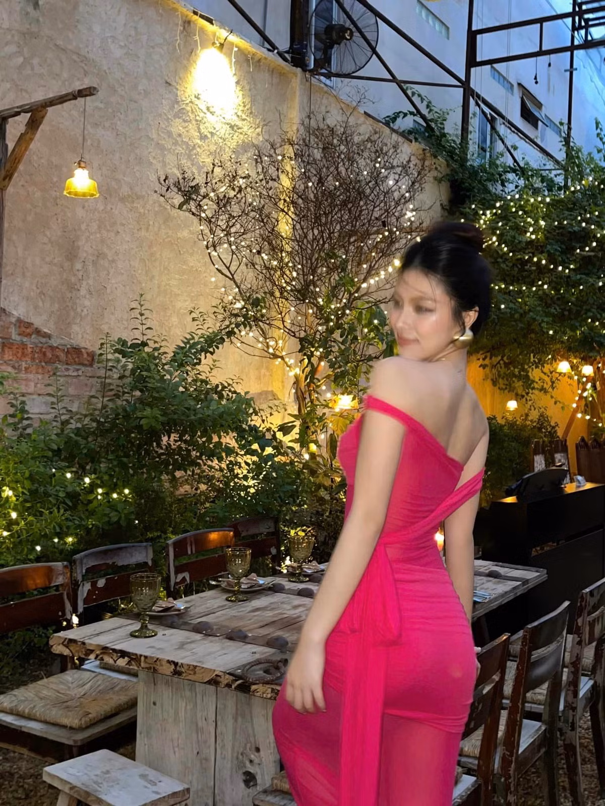 Bạn gái tiền đạo Lê Minh Bình nổi bật với chiếc váy cực bắt mắt. Cô diện chiếc đầm hồng trễ vai, được thiết kế đặc biệt với chất liệu mỏng manh có thể nhìn trọn vòng 2 của cô.