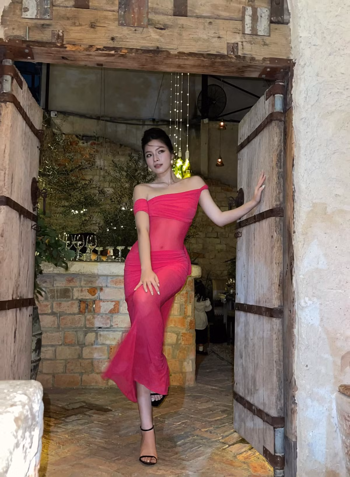 Bộ trang phục của Nguyễn Thụy Bảo Hân được khen là sang chảnh, không quá hở hang, nhưng vẫn khoe được đường cong gợi cảm, nóng bỏng