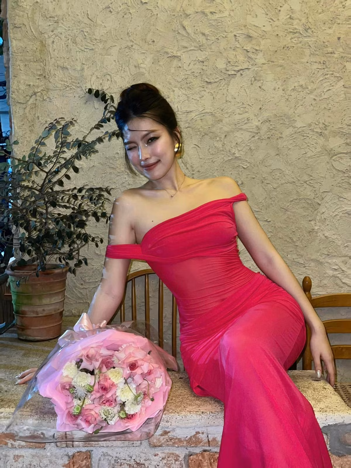 Thụy Hân là một trong những số ít nàng WAG của giới cầu thủ Việt theo đuổi phong cách ăn mặc đầy gợi cảm.
