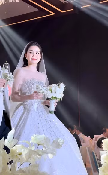 Trong mùa cưới, hình ảnh và video về cặp đôi Minh Phụng - Đình Thịnh khiến người xem không thể rời mắt khỏi cô dâu có nét đẹp phúc hậu, thanh lịch.