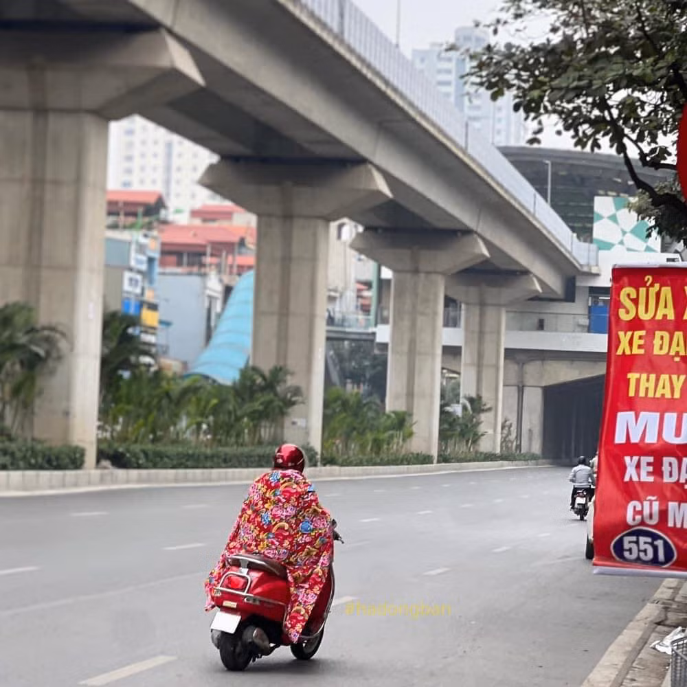 "Nhìn nguy hiểm quá, trong quá trình di chuyển, sẽ có lúc chăn tuột ra, vừa chạy xe vừa giữ chăn, ai chắc sẽ an toàn tuyệt đối", "Trời rét thật, nhưng làm như này thì quá nguy hiểm. Gió lớn phát thì bay luôn cả chăn gây mất mạng như chơi",...là những bình luận của cư dân mạng. Ảnh: #hadongban