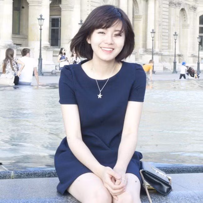 MC Tú Linh từng nổi tiếng với giao diện tóc ngắn ngang vai cùng nụ cười rạng rỡ trước bảo tàng Louvre ở Pháp khoảng chục năm trước.