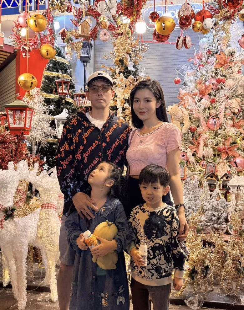 Hiện tại, Tú Linh MU đã là mẹ 2 con. So sánh thời điểm trước đây và bây giờ có thể thấy nhan sắc của cô chẳng đổi khác là bao.