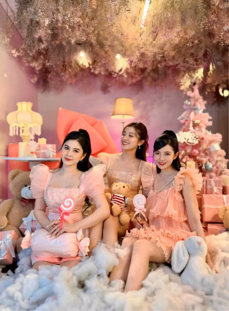 Mới đây, hình ảnh của 3 nữ MC kênh thể thao K+ dịp Giáng sinh thu hút sự chú ý của cư dân mạng. Bức ảnh tạo sức hút với nhan sắc rực rỡ của MC Vũ Thu Hoài, Á hậu Huyền My và Tú Linh MU.