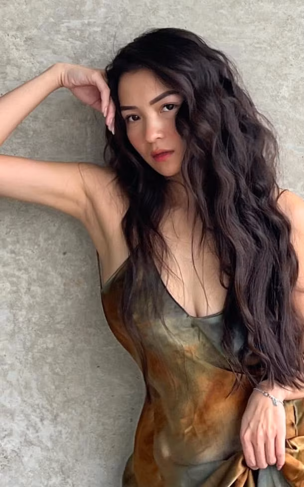 Cựu hot girl biến hóa phong cách liên tục, lúc năng động, khỏe khoắn, lúc thì dịu dàng, mơ màng như nàng thơ, có lúc Thủy Top lại làm nhiều người trầm trồ với khoảnh khắc gợi cảm.