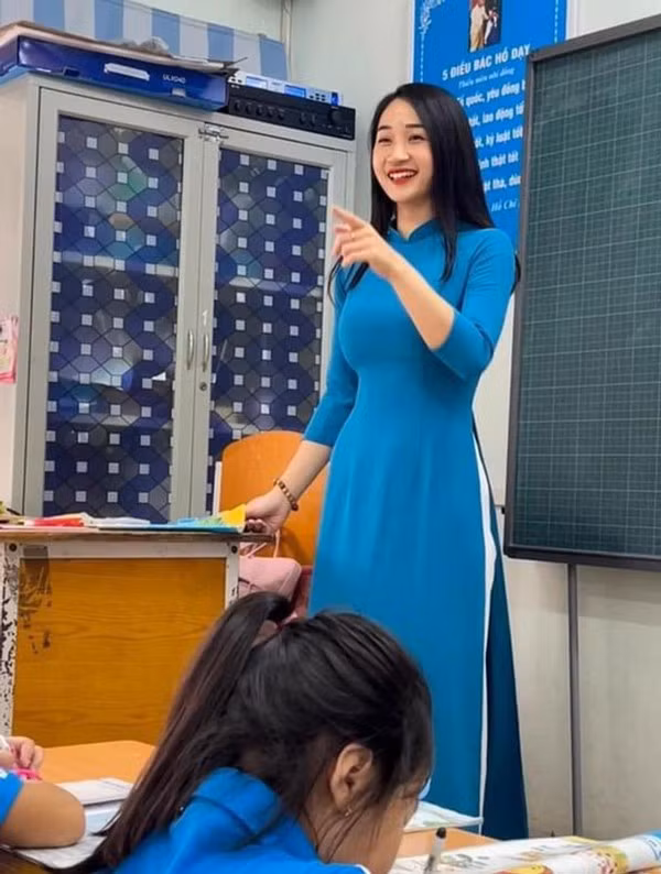 Ngoài những hình ảnh khi lên lớp, những khoảnh khắc đời thường xinh đẹp và quyến rũ của cô giáo Phương Thảo cũng thường xuyên được cập nhật trên mạng xã hội.