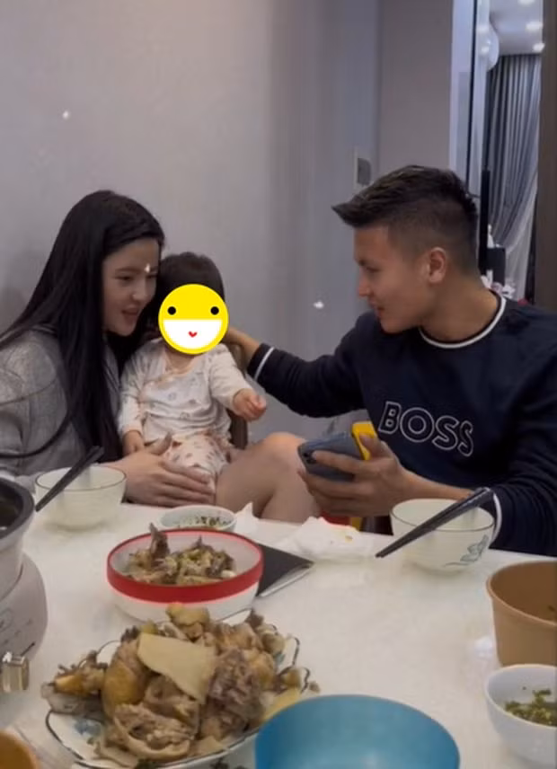 Nhiều người nhận xét, khung hình này trông cặp đôi giống hệt một gia đình nhỏ và gửi lời chúc phúc đến cả hai.