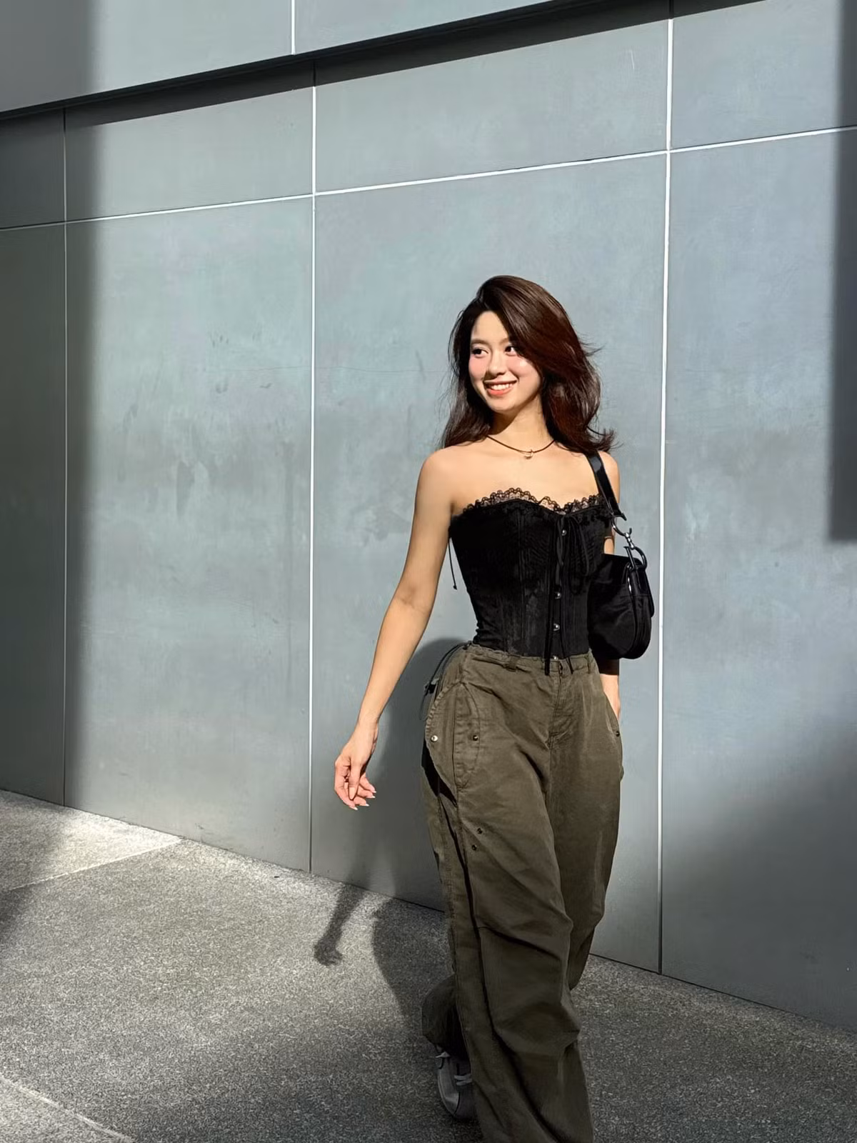 Danh xưng "hot girl tạp hóa" gắn liền với Hàn Hằng từ khi cô từng nổi tiếng vì dính "phốt" PR vô tội vạ. Nhưng những năm gần đây, sắc vóc quyến rũ của cô mới hút sóng mạng.