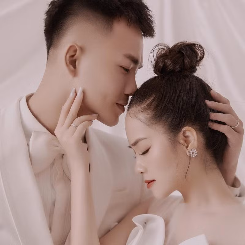 Bạn gái cũ Quang Hải hiện tại đã có mái ấm hạnh phúc bên diễn viên Anh Tú, cả hai mới chào đón con đầu lòng cách đây chưa lâu.
