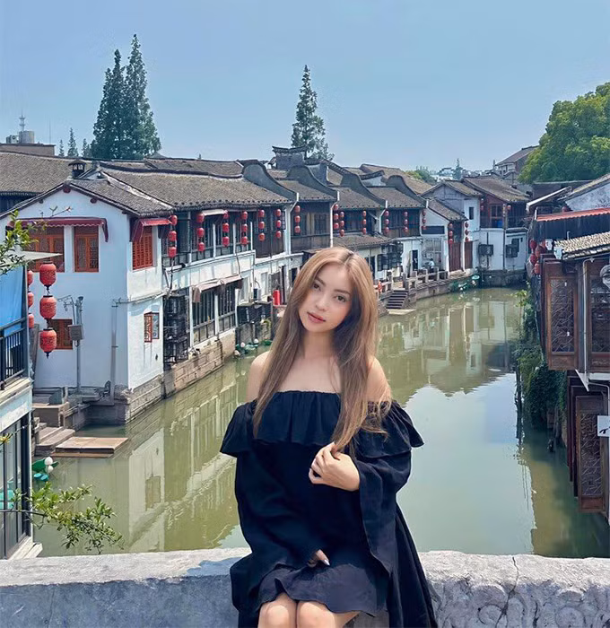 Về phần Nhật Lê, từ sau khi chia tay Quang Hải, cô có cuộc sống kín tiếng hơn, tập trung vào công việc cá nhân.