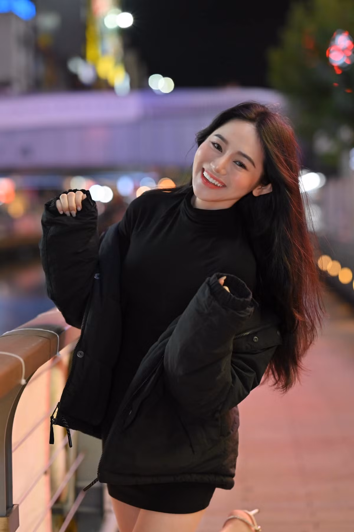 Thúy Huyền xinh đẹp, gợi cảm hơn nhiều. Cô nàng tự tin theo đuổi phong cách nóng bỏng, quyến rũ.