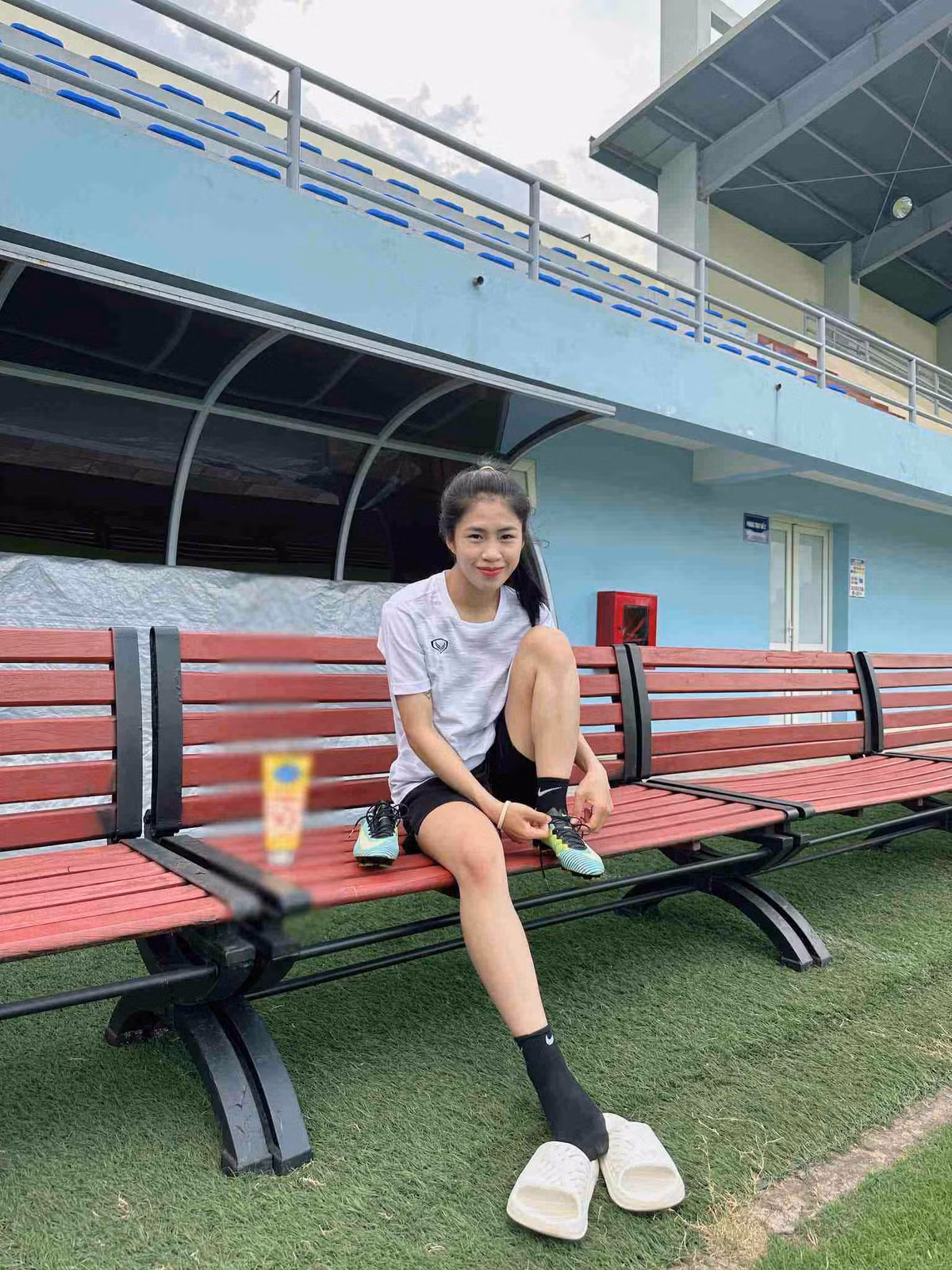 Nguyễn Thanh Nhã là một trong những cầu thủ nhận được nhiều đánh giá cao của khán giả, cô sinh năm 2001 và còn được gọi là "cơn lốc đường biên" vì lối dẫn bóng khéo léo.