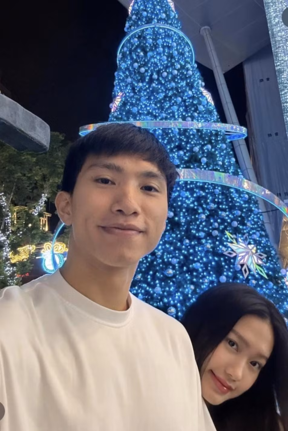 Vợ chồng Văn Hậu đi chơi, chụp ảnh với cây thông cực lớn ở Singapore. Ảnh: Tổng hợp