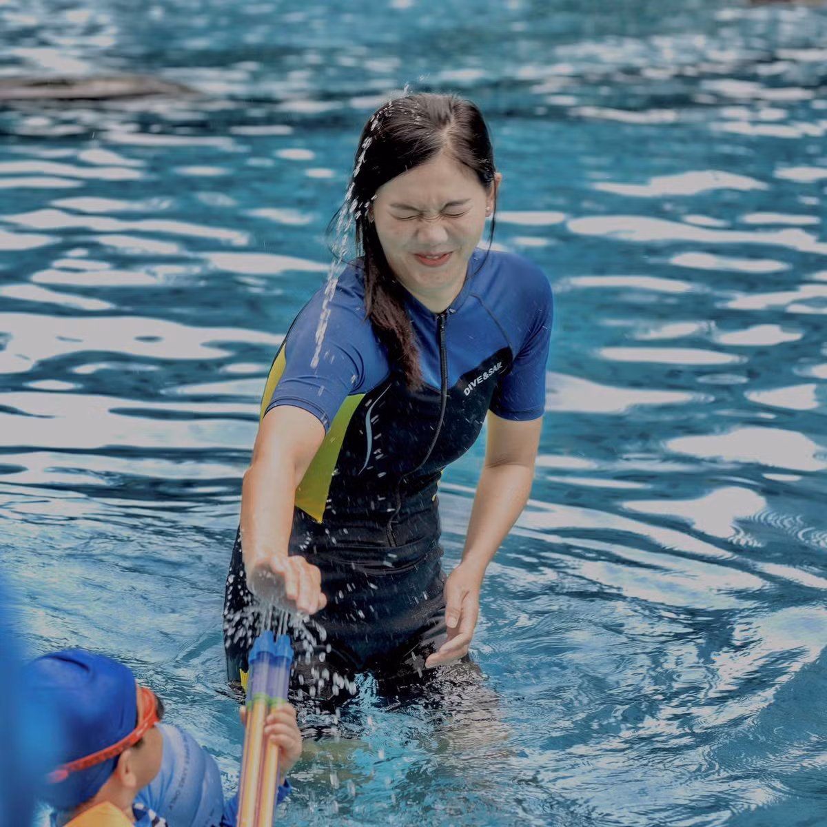 Đây cũng là lần hiếm hoi kình ngư Ánh Viên mặc trang phục hở eo.