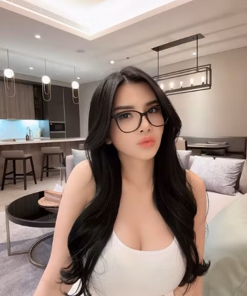 Trên trang cá nhân, người đẹp này thường xuyên đăng tải những tấm ảnh khoe nhan sắc, vóc dáng, nhận được nhiều lời khen ngợi từ người hâm mộ.