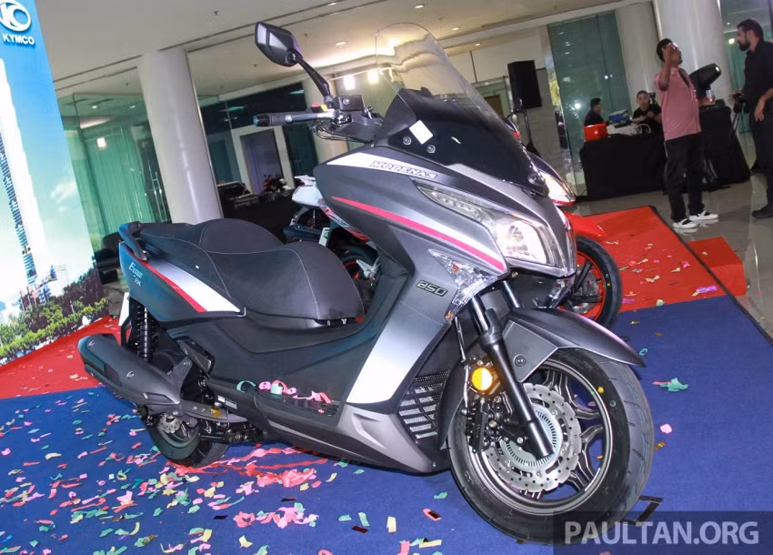 Kymco Downtown 250i sẽ chính thức có mặt tại hệ thống đại lý tại Malaysia từ đầu năm 2017 với giá bán lẻ đề xuất 22.790 RM, tương đương 5.125 USD (khoảng 115 triệu đồng).