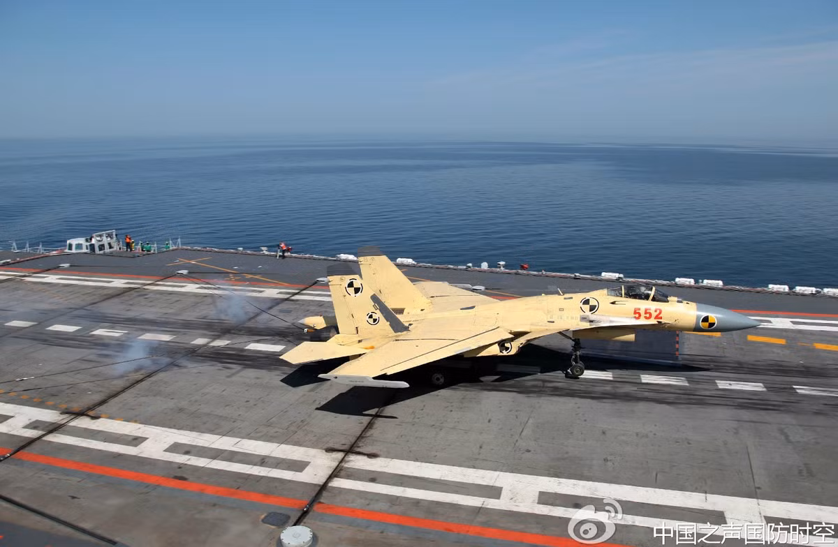 Vấn đề là động cơ của J-15 quá yếu kèm theo đó là trọng lượng quá nặng kết hợp với kiểu cất cánh bằng cầu nhảy khiến nó không thể triển khai từ tàu sân bay Sơn Đông với trọng lượng tối đa được. Nguồn ảnh: QQ.