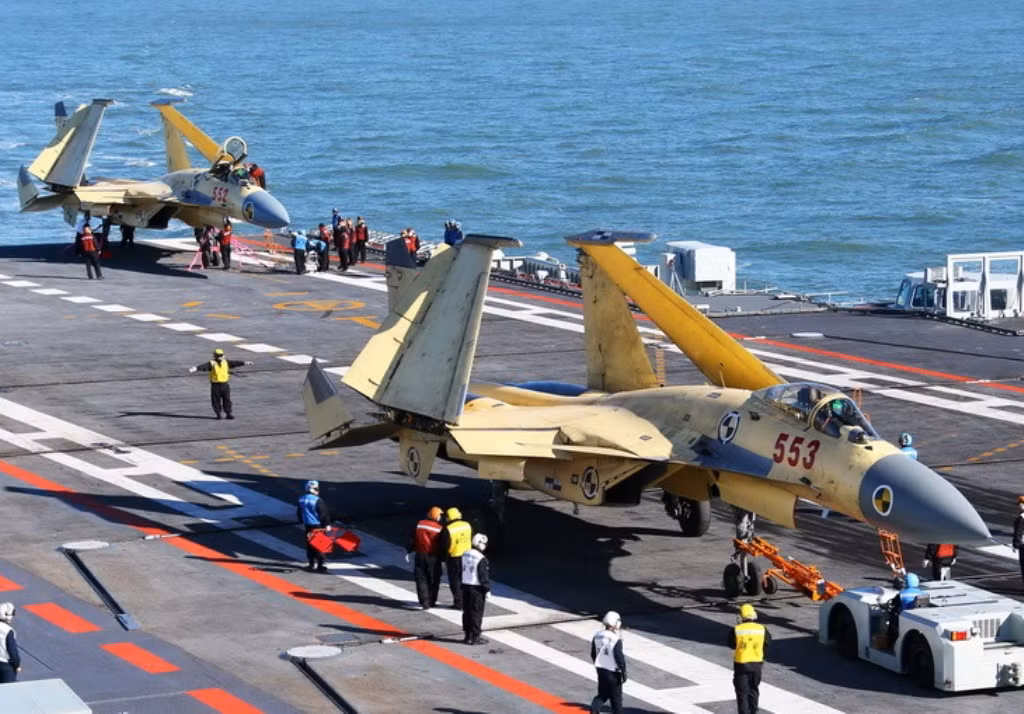 Điểm yếu chí tử này khiến cho các chiến đấu cơ J-15 bị giới hạn về tầm bay, giới hạn về số lượng vũ khí nó có thể mang theo, qua đó gián tiếp giới hạn về các kiểu nhiệm vụ mà J-15 có thể tham gia. Nguồn ảnh: QQ.