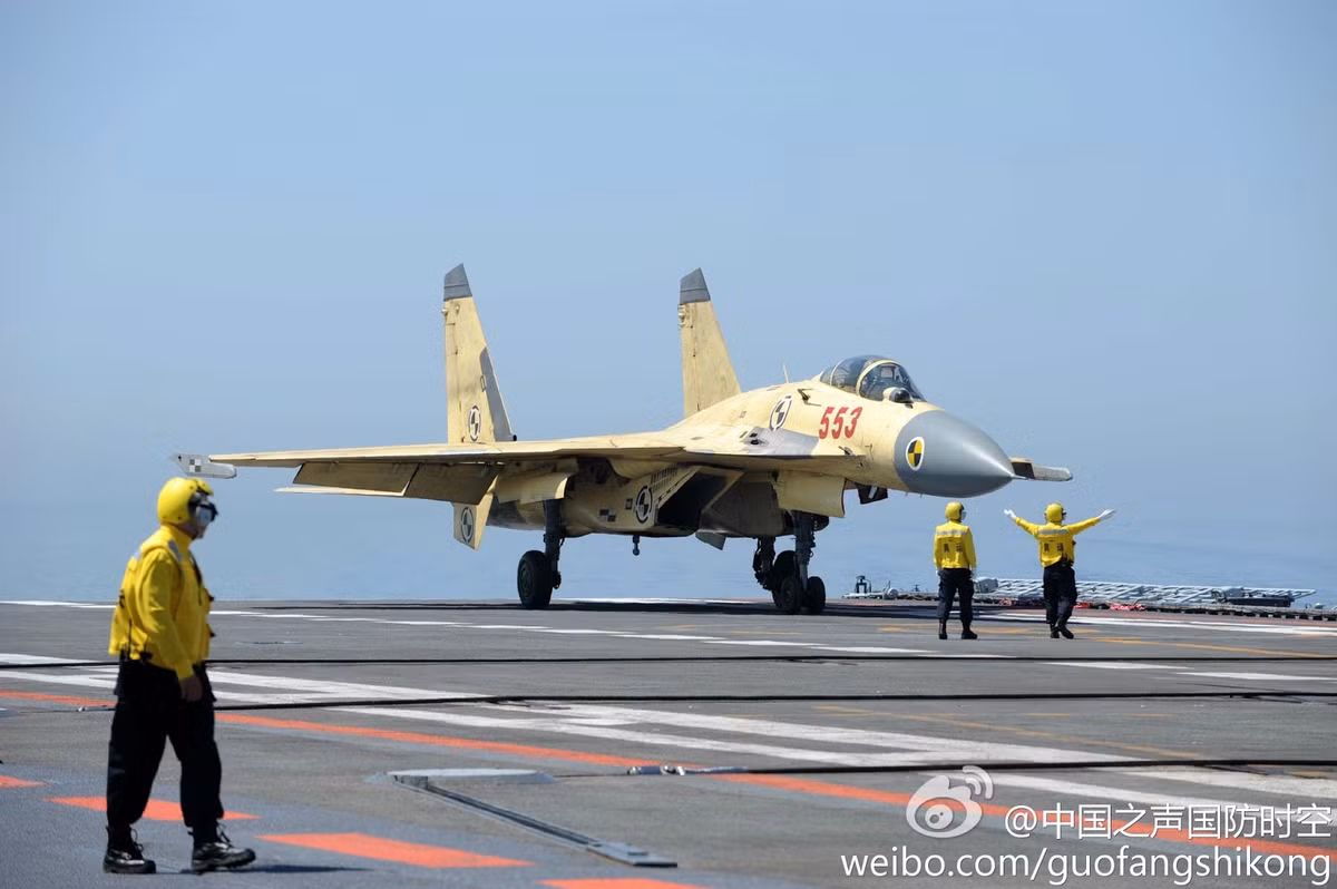 Tiêm kích J-15 của Trung Quốc hay còn có biệt danh là Phi Sa được Trung Quốc phát triển dựa trên phiên bản J-11B của nước này và Su-33 của Nga. Nguồn ảnh: QQ.