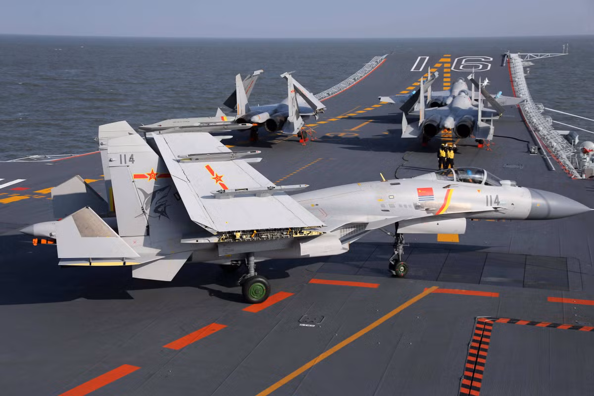 Để tiện so sánh, chiến đấu cơ F/A-18 của Không quân Hải quân Mỹ có trọng lượng chỉ hơn 10 tấn, tỷ trọng lực đẩy/trọng lượng máy bay cao hơn tiêm kích J-15 10% kèm theo đó là hệ thống máy phóng máy bay trên các tàu sân bay Mỹ cho phép F/A-18 cất cánh được với đầy đủ trang bị vũ khí cùng nhiên liệu. Nguồn ảnh: QQ.