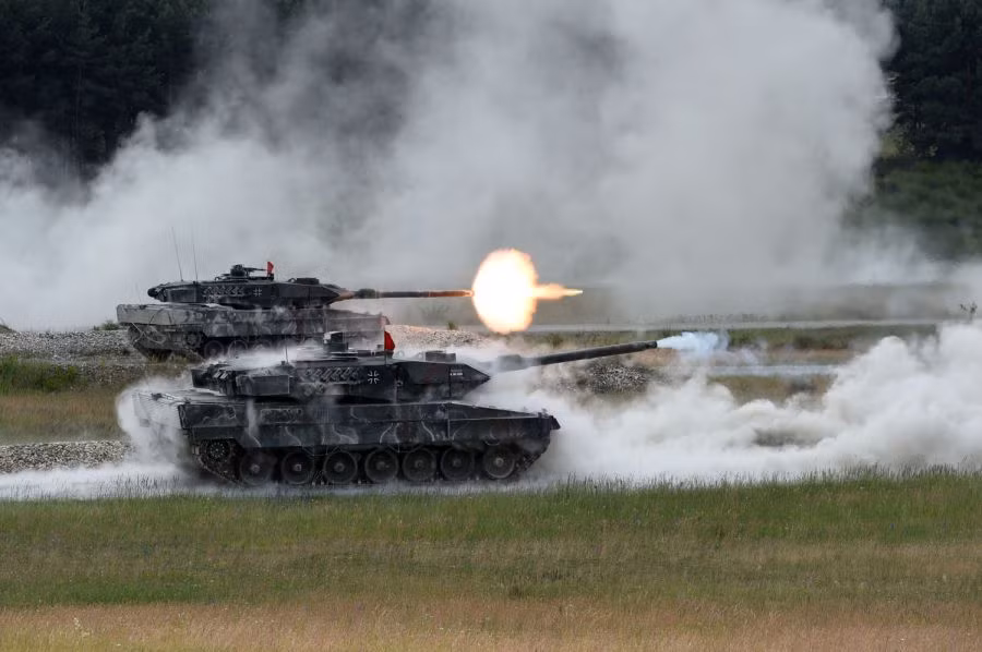 Chính điểm yếu này đã dẫn tới việc pháo chính trên các loại xe tăng chủ lực của NATO chỉ dừng lại ở cỡ nòng 120mm. Nếu muốn tăng cỡ nòng, toàn bộ phần tháp pháo sẽ phải thiết kế lại để phù hợp với cơ chế nạp đạn tự động hoặc ít nhất có kích thước rộng hơn cho nạp đạn viên có đủ khoảng không để xoay sở. Nguồn ảnh: Livejournal.