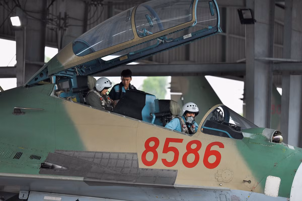 Không ít lần, phi công Việt Nam dù đã thành thạo điều khiển tiêm kích Su-30MK2V vẫn được cho bay kèm cùng phi công chuyên gia Nga để học hỏi thêm kinh nghiệm, học hỏi thêm những động tác, những "mánh khoé" để điều khiển tiêm kích Su-30MK2V. Nguồn ảnh: Zingnews.