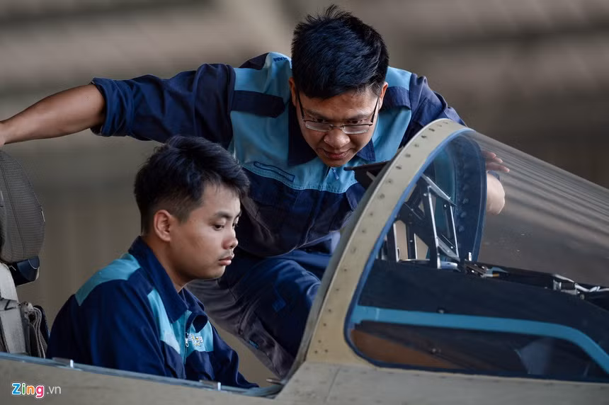Thợ máy kiểm tra kỹ tình trạng của máy bay trước mỗi lần chiến đấu cơ Su-30MK2 cất cánh. Nguồn ảnh: Zingnews.