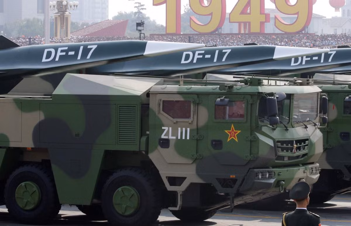 CCTV cho biết "DF-17 là tên lửa thông thường tầm ngắn - trung." Thuật ngữ này cho thấy phạm vi của nó nằm trong khoảng 1.000 - 3.000 km. Dữ liệu tình báo Mỹ từng cho biết một vụ thử của DF-17 đã bắn trúng mục tiêu ở khoảng cách hơn 1.400 km.