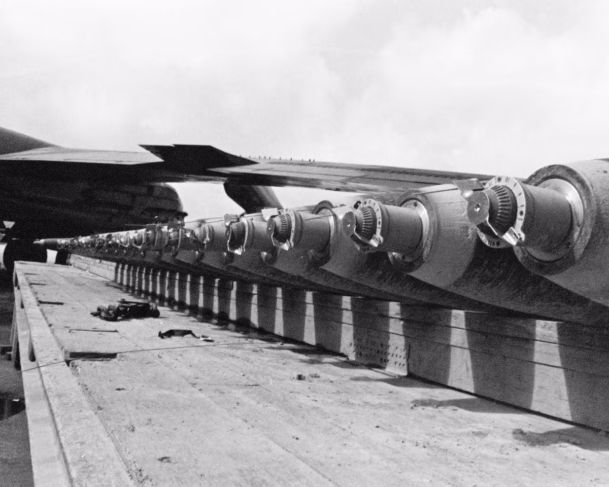 Tổng quân số 207 chiếc máy bay ném bom B-52 được Mỹ huy động vào trận đánh này chiếm tới 1/2 số lượng máy bay ném bom chiến lược của Không quân Mỹ thời điểm bấy giờ. Tuy nhiên vào năm 1972, các dây chuyền sản xuất máy bay ném bom B-52 của Mỹ đều đã bị dừng hoạt động và Không quân Mỹ hiểu, nếu một chiếc B-52 bị rơi, sẽ không "đào" đâu ra chiếc khác để bổ sung vào lực lượng. Nguồn ảnh: Pinterest.