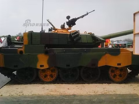 Việc trang bị tháp pháo hàn phẳng phui (thay vì cong như trước) cho phép Type-59G mang theo được giáp phản ứng nổ. Giáp phản ứng nổ trên Type-59G chủ yếu được đặt trên tháp pháo và mặt trước của xe. Nguồn ảnh: Sina.