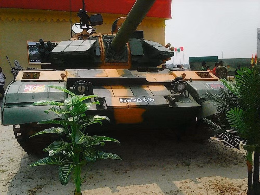 Ở một vài vị trí quan trọng, xe tăng còn được trang bị lớp giáp phụ làm bằng vật liệu composite tổng hợp. Loại giáp này sẽ giúp Type 59G sống sót tốt trước nhiều loại vũ khí chống tăng cầm tay hạng nhẹ của đối phương. Nguồn ảnh: Sina.