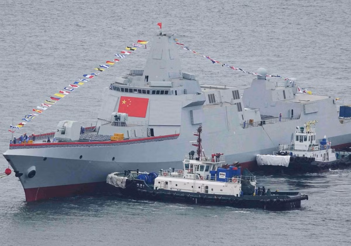 Cuối cùng là Type 055 - loại tàu chiến mà Trung Quốc "khăng khăng" xếp vào lớp khu trục hạm nhưng thực tế nó lại giống với tuần dương hạm hơn khi có giãn nước tối đa lên tới 13.000 tấn. Nguồn ảnh: QQ.