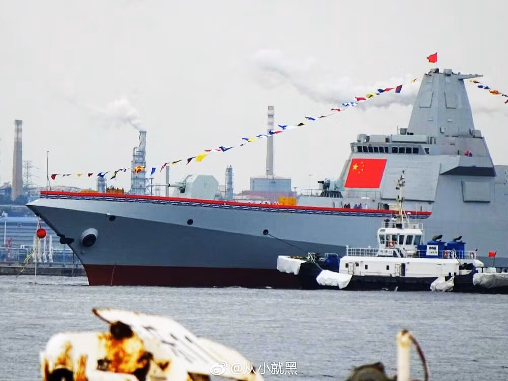 Với cấu hình vũ khí này, Type 055 của Trung Quốc đủ khả năng đối phó với mọi mối nguy hiểm từ trên không mà nó phát hiện được. Hiện tại, trong biên chế Hải quân Trung Quốc hiện chỉ có một chiếc Type 055 đang phục vụ, tuy nhiên trong tương lai Trung Quốc có thể sẽ có tối đa 8 chiếc tuần dương hạm loại này. Nguồn ảnh: QQ.