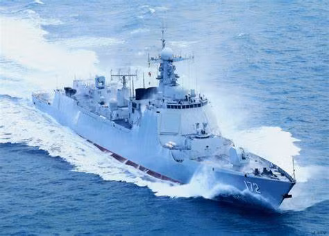 Ngoài ra còn phải kể đến khu trục hạm phòng không Type 052D. Dù cũng được xây dựng dựa trên khung thân của Type 052B và Type 052C, tuy nhiên hệ thống radar và phòng không của Type 052D lại được cải tiến rõ rệt. Nguồn ảnh: QQ.
