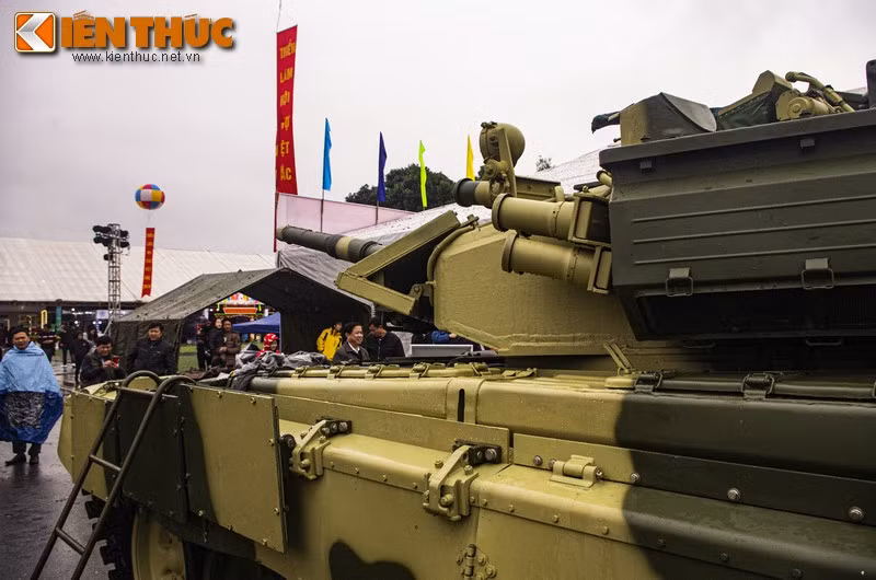 Khẩu pháo chính của T-90 có cỡ nòng 125mm với cơ số đạn dự trữ là 43 viên. Trong khi đó không hiểu tại sau, khẩu pháo chính của Leopard 2 dù chỉ sử dụng cỡ đạn 120mm nhưng lại mang theo được chỉ 42 viên dự trữ.