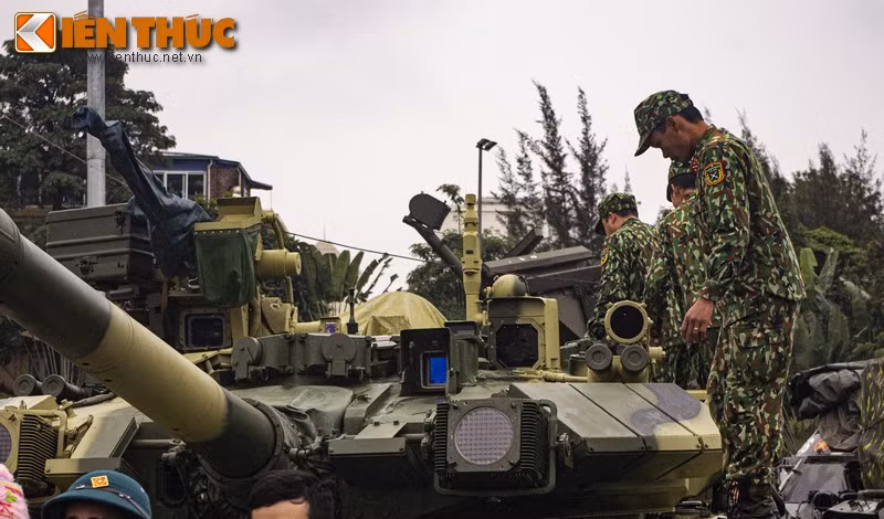 Khẩu pháo của T-90 có khả năng xuyên tốn hơn đôi chút khi nó xuyên được 600mm thép cán đồng nhất ở khoảng cách 2000 mét, trong khi đó với xe tăng Leopard, ở cùng khoảng cách khai hoả chỉ xuyên được 560mm thép cán đồng nhất.