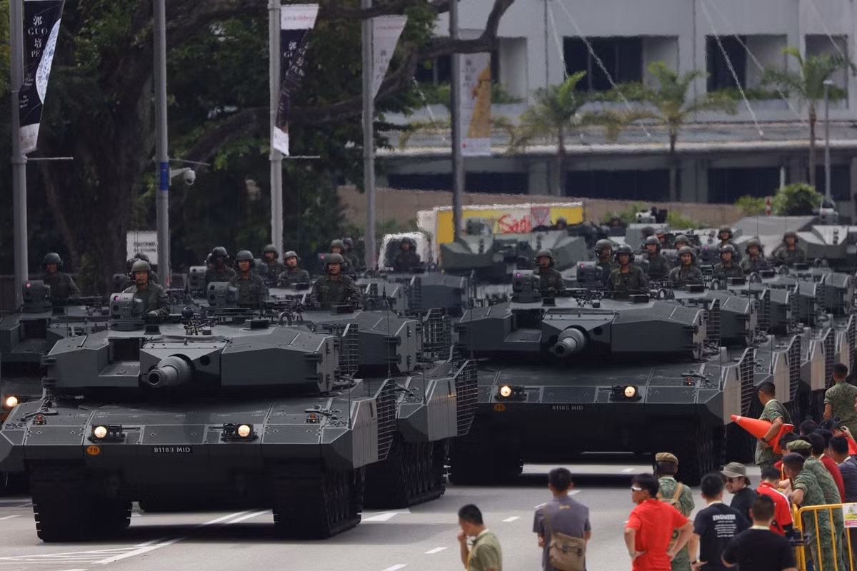 Về khả năng bọc thép, xe tăng Leopard 2 được bọc thép dày 1500 mm (quy đổi) ở mọi vị trí trên xe. Trong khi đó với T-90, con số này giao động từ 1150 cho tới 1550mm. Nguồn ảnh: Forces.