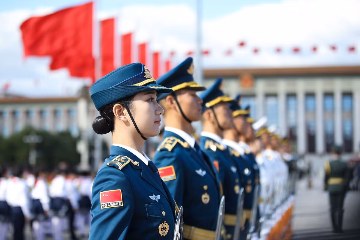 Phương Tây nhận định, Trung Quốc đã dựa vào việc sao chép, "nhái" lại các vũ khí từ Mỹ để dần trở thành một cường quốc về quân sự. Mặc dù nhận định này không hoàn toàn đúng nhưng "nhái lại" công nghệ của các quốc gia đi trước đã được Trung Quốc khẳng định là một hướng đi rất hiệu quả khi nước này vốn dĩ đã bị tụt hậu quá sâu về khoa học kỹ thuật so với phương Tây trong thế kỷ 20. Nguồn ảnh: BI.