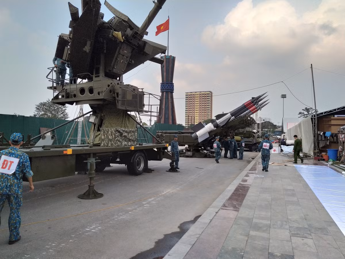 Cận cảnh cặp "bài trùng" bao gồm radar SNR-125 "Low Blow" cùng với tên lửa S-125-2TM. Nguồn ảnh: Vietdefense.