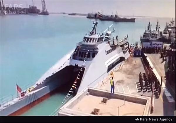 Theo công bố của phía Iran, tàu hai thân này có khả năng chở theo 100 người. Tàu có chiều dài 55 mét, lườn rộng 14 mét và có khả năng di chuyển với tốc độ khoảng 30 hải lý giờ - tương đương với hơn 50 km/h. Nguồn ảnh: QQ.