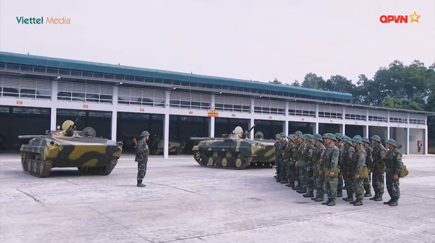 Hệ thống hỏa lực trên xe bao gồm một pháo chính loại 73mm, đặc biệt đây là pháo nòng trơn, có hệ thống nạp đạn bán tự động. Ngoài ra xe còn có súng máy đồng trục 7,62mm cùng cơ số đạn dự trữ 2000 viên. Nguồn ảnh: QPVN.