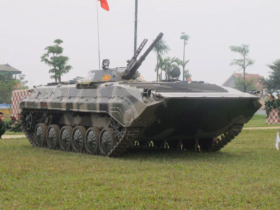 Đây là loại pháo chống tăng, điều khiển bằng dây kéo từng được sử dụng rất nhiều trong quá khứ. Mỗi quả ATGM loại AT-3A có khả năng triệt hạ mục tiêu ở khoảng cách xa tối đa 3000 mét. Nguồn ảnh: QDND.