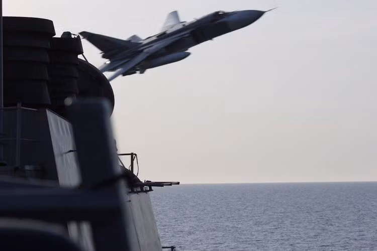 Truyền thông Mỹ báo cáo rằng chiến đấu cơ Su-24 của Nga đã áp sát tàu khu trục USS Donald Cook và thực hiện những động tác thao diễn cực kỳ nguy hiểm.