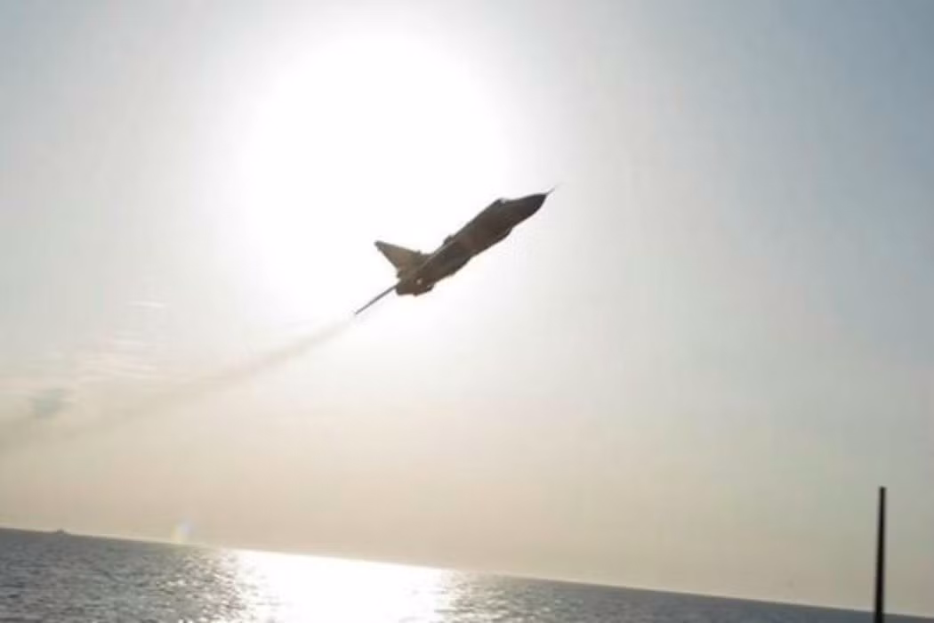 Chiếc Su-24 bị cáo buộc đã mô phỏng hành động tấn công vào chiếc khu trục hạm này, phía Mỹ nhận xét đây là hành động khiêu khích cực kỳ nghiêm trọng.
