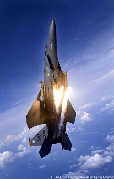 Su-57, ban đầu được gọi với cái tên T-50, thực hiện chuyến bay đầu tiên vào tháng 1/2010, và Tổng thống Nga Vladimir Putin đã đích thân kiểm tra chiếc Su-57 sau chuyến bay này. Các phương tiện truyền thông Nga gọi Su-57 là "bóng ma trên không". Moscow thậm chí còn tuyên bố rằng họ đang tìm cách biến chiếc Su-57 thành một chiến đấu cơ thế hệ thứ sáu.