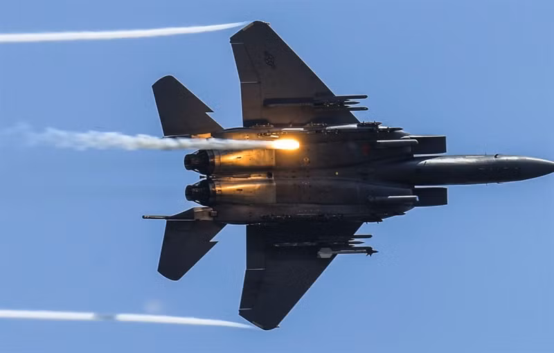 Do thiếu hụt tiêm kích tàng hình F-22, nên giờ đây F-15 được huấn luyện để hỗ trợ F-22 trên chiến trường. F-15 có thể sẽ duy trì hoạt động tới đầu những năm 2030, trước khi phiên bản C bị loại biên. Nhận thấy thế mạnh rất rõ ràng của F-15, hiện nay Không quân Mỹ vẫn tiếp tục mua thêm phiên bản F-15E.