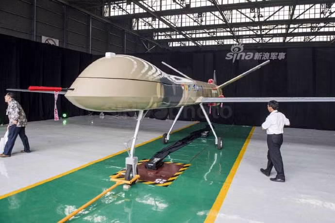 Đại diện của tập đoàn sản xuất máy bay không người lái Indonesia cho biết, loại máy bay này có khả năng bay với độ cao tối đa 6000 mét, tốc độ lên tới 235 km/h. Nguồn ảnh: Sina.